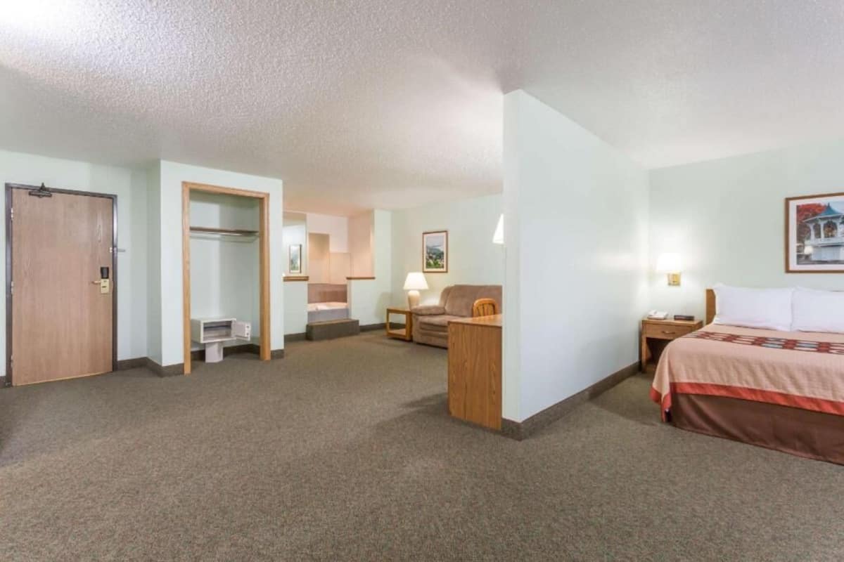 In-room safe, desk, iron/ironing board, free WiFi