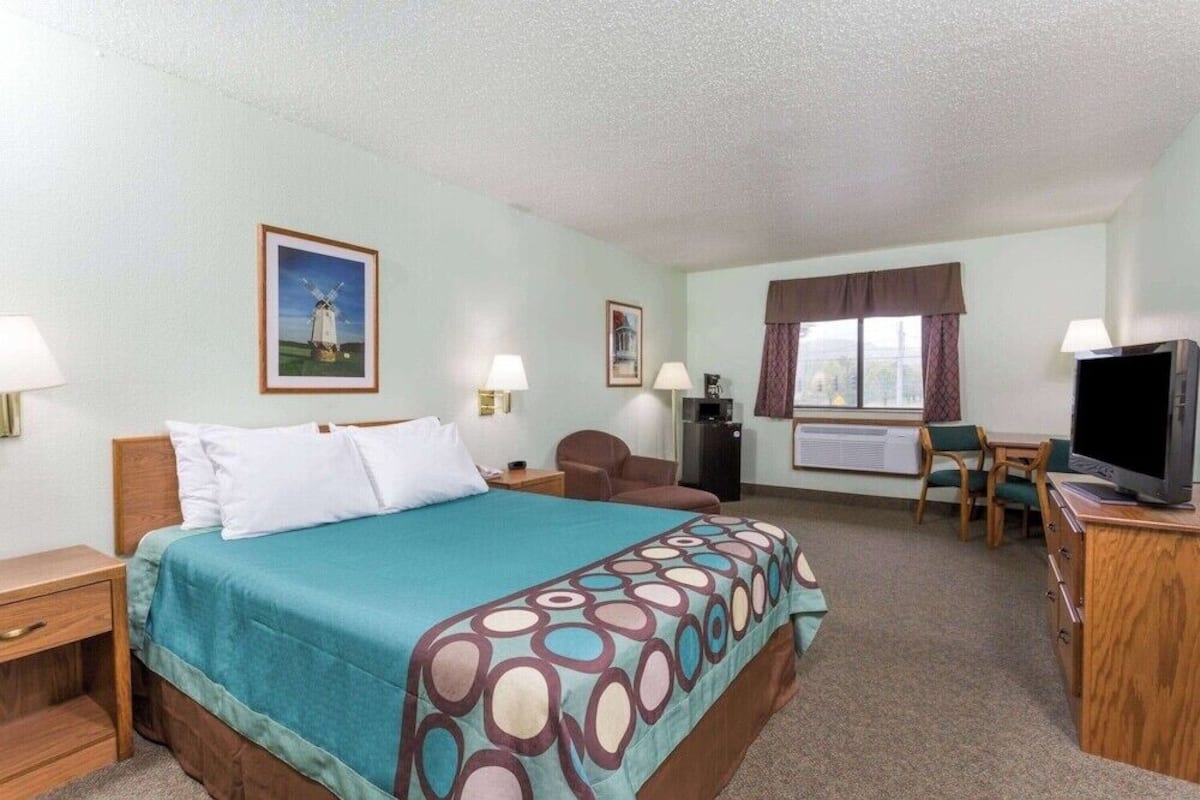 In-room safe, desk, iron/ironing board, free WiFi