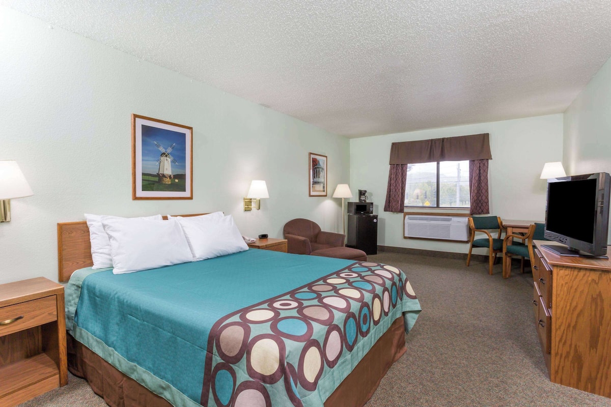 Room, 1 Queen Bed, Non Smoking (Pet-friendly) | In-room safe, desk, iron/ironing board, free WiFi