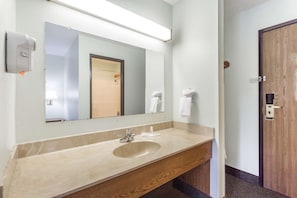 Combined shower/tub, free toiletries, hair dryer, towels