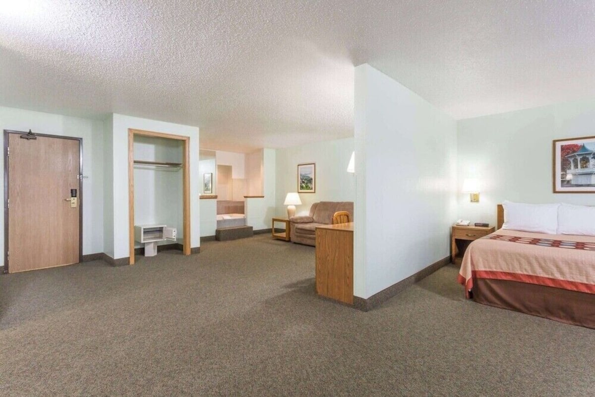 In-room safe, desk, iron/ironing board, free WiFi