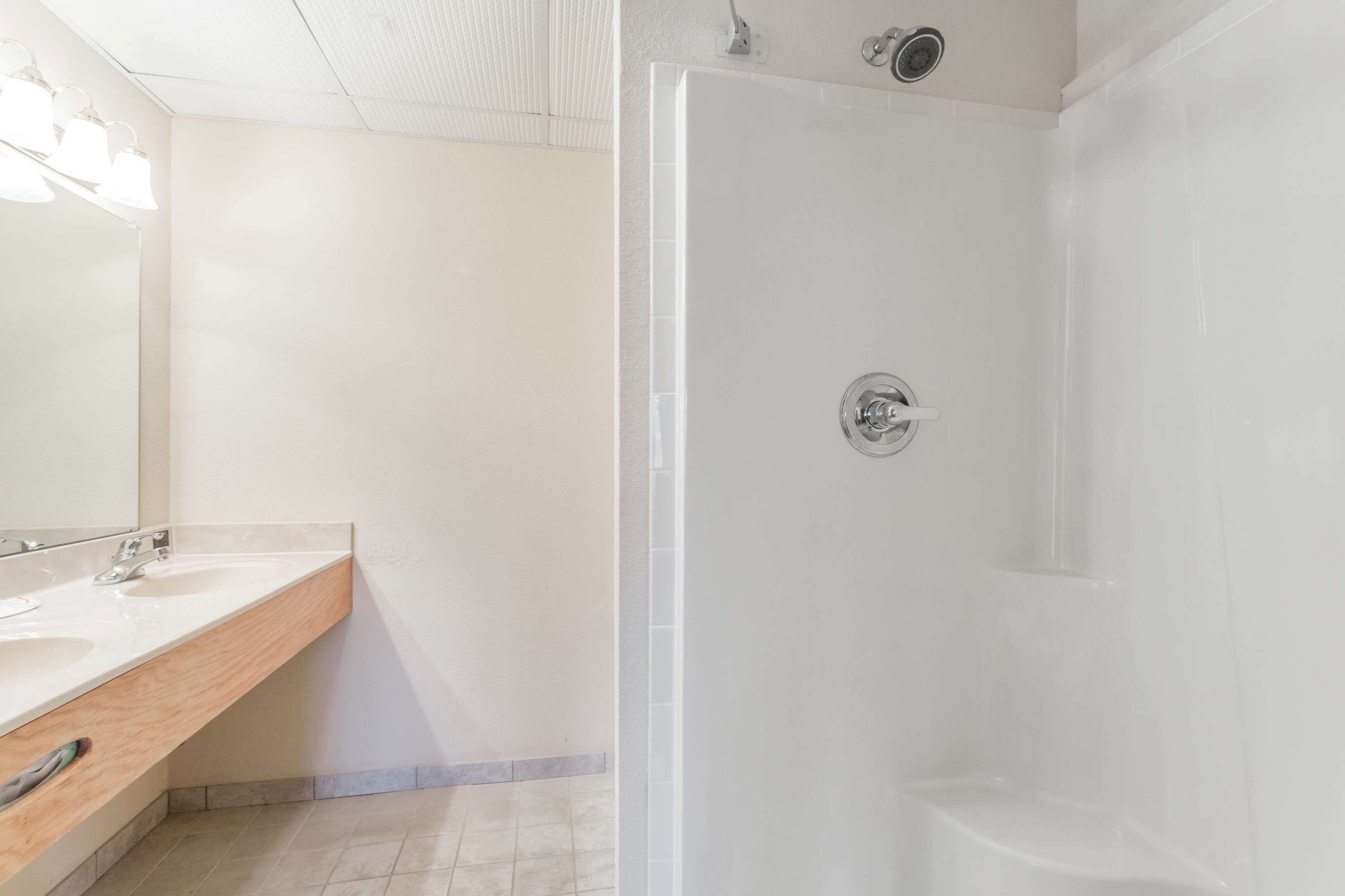 Duschwanne, kostenlose Toilettenartikel, Haartrockner, Handtücher