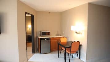 Deluxe Suite, 1 Katil Raja (King), Non Smoking | Peralatan tempat tidur hipoalergenik, tilam berlapik, meja