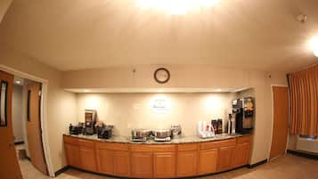 Café da manhã completo grátis todos os dias