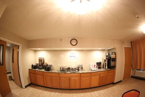 Free daily full breakfast - Super 8 by Wyndham Portsmouth (Portsmouth)