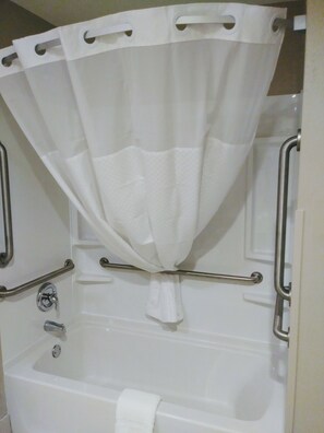Zimmer, 1 King-Bett, barrierefrei, Nichtraucher | Badezimmer | Duschwanne, Hydromassagedusche, kostenlose Toilettenartikel