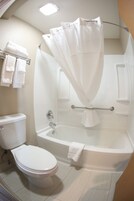 Combined shower/tub, hydromassage showerhead, free toiletries