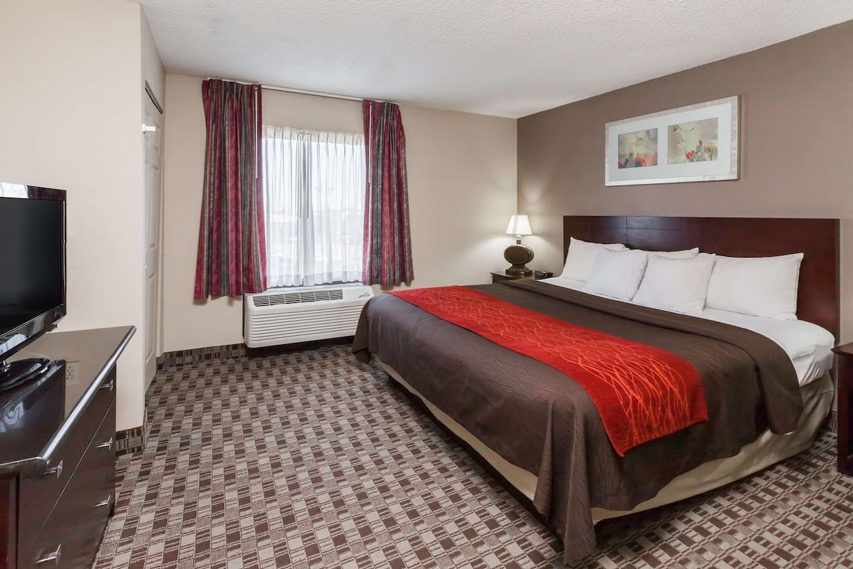 Tabla de planchar con plancha, wifi gratis, ropa de cama y despertador