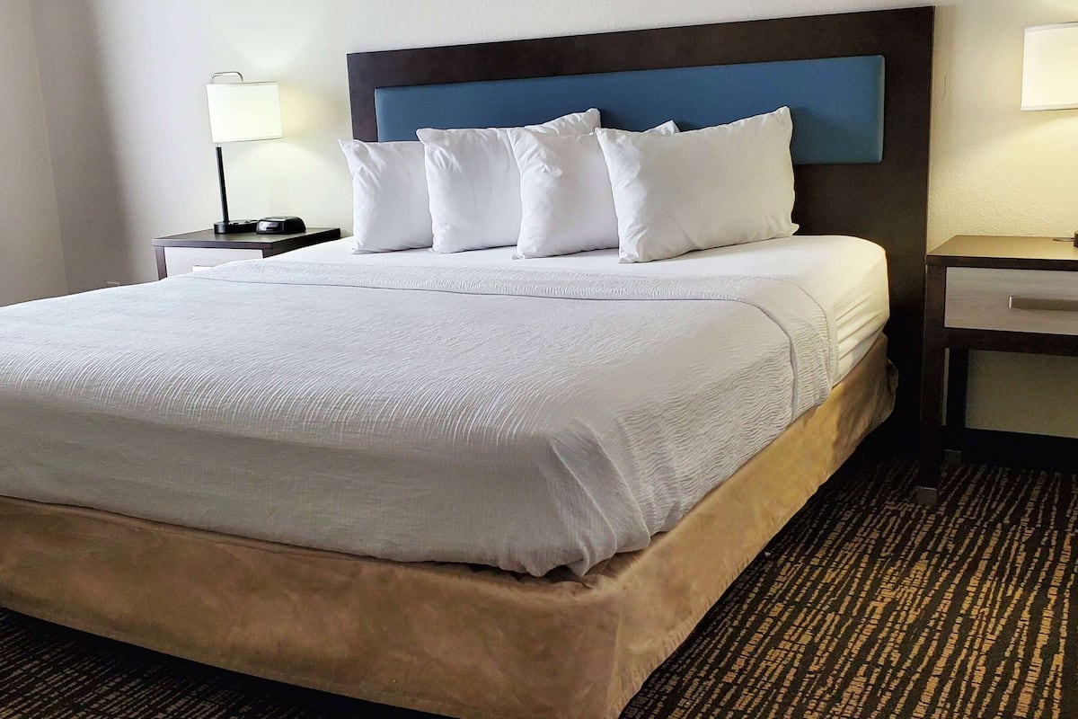 Tabla de planchar con plancha, wifi gratis, ropa de cama y despertador