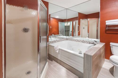 Combined shower/tub, free toiletries, hair dryer, towels