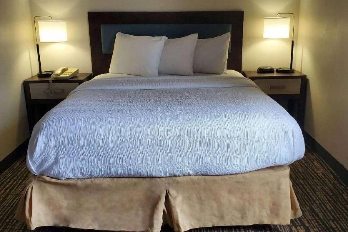 Tabla de planchar con plancha, wifi gratis, ropa de cama y despertador