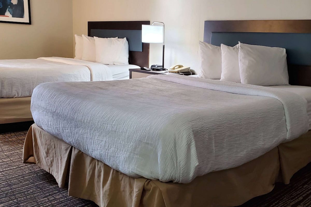 Tabla de planchar con plancha, wifi gratis, ropa de cama y despertador