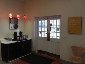 Snack bar - Motel 6 Raleigh, NC - Cary (Raleigh)