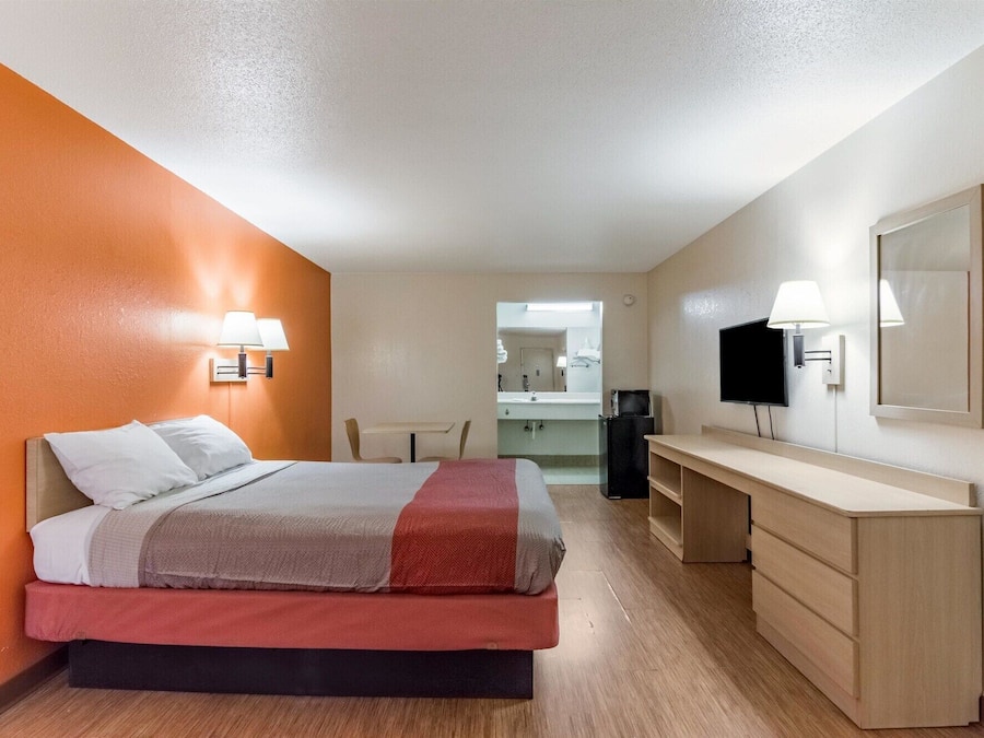 Escritorio, wifi gratis, ropa de cama