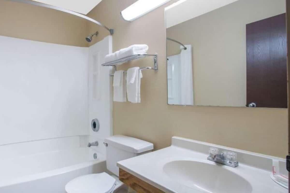 Bathroom | Combined shower/tub, free toiletries, hair dryer, towels