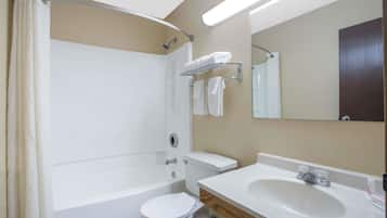 Combined shower/tub, free toiletries, hair dryer, towels