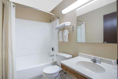 Tina con regadera, amenidades de baño gratuitas, secadora de cabello