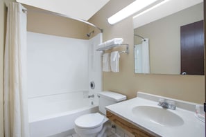 Ensemble douche/baignoire, articles de toilette gratuits, sèche-cheveux