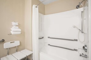 Zimmer, barrierefrei | Badezimmer | Duschwanne, kostenlose Toilettenartikel, Haartrockner, Handtücher