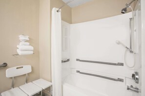 Habitación, accesible para personas con discapacidad | Baño | Ducha y bañera combinadas y artículos de higiene personal gratuitos