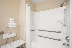Zimmer, barrierefrei | Badezimmer | Duschwanne, kostenlose Toilettenartikel, Haartrockner, Handtücher