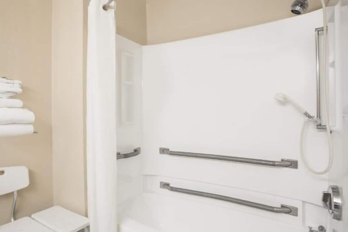 Bathroom | Combined shower/tub, free toiletries, hair dryer, towels