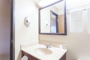 Combined shower/bathtub, free toiletries, hair dryer, towels