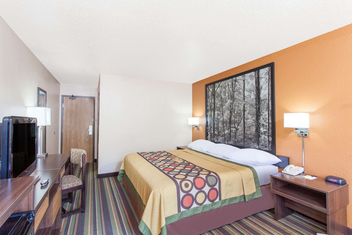 In-room safe, desk, iron/ironing board (on request)