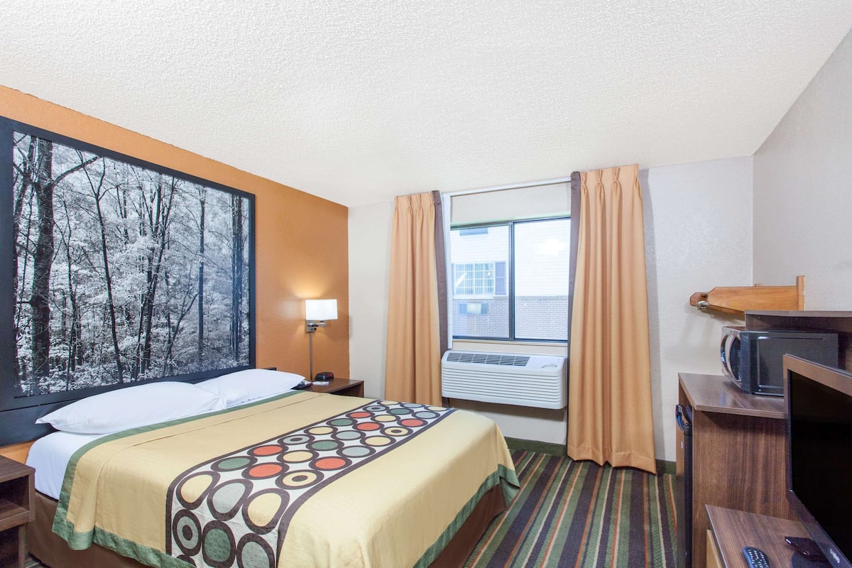 In-room safe, desk, iron/ironing board (on request)