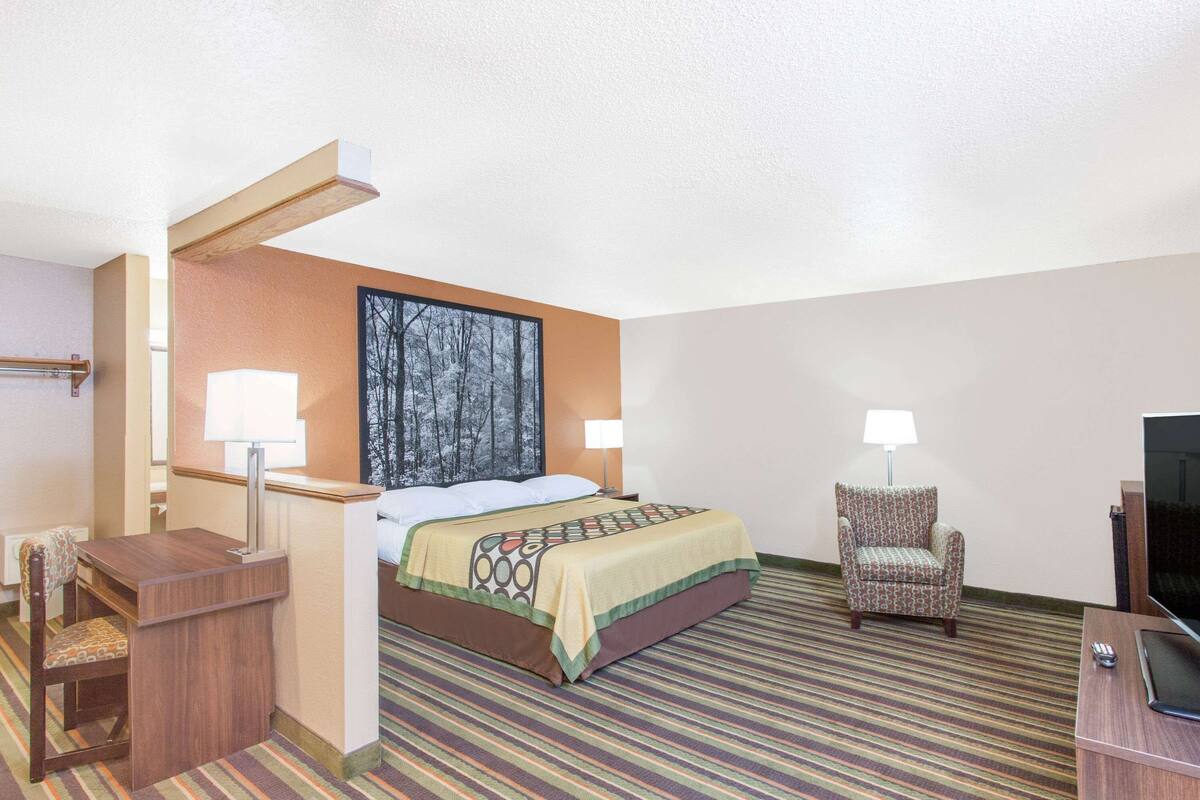 Studio Suite, 1 King Bed, Non Smoking | In-room safe, desk, iron/ironing board (on request)