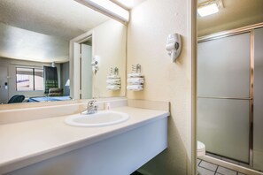 Chambre Standard, 1 très grand lit | Salle de bain | Articles de toilette gratuits, sèche-cheveux, serviettes fournies