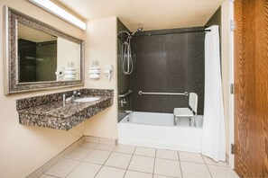 Amenidades de baño gratuitas, secadora de cabello, toallas