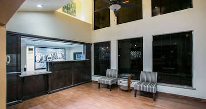 Super 8 by Wyndham Oklahoma Airport Fairgrounds West