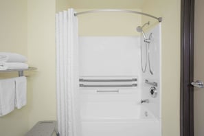 Zimmer, 1 Queen-Bett, barrierefrei, Nichtraucher (Mobility Accessible) | Badezimmer | Haartrockner, Handtücher