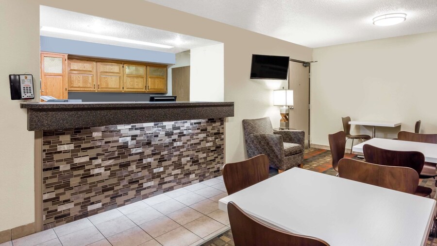 Super 8 by Wyndham Lewisburg