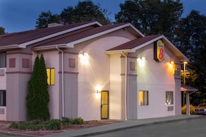 Fassade der Unterkunft – Abend/Nacht