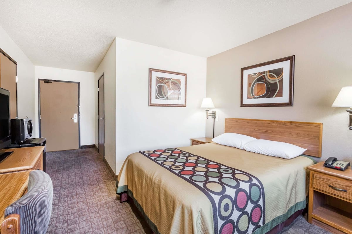 Desk, free cribs/infant beds, free WiFi, bed sheets