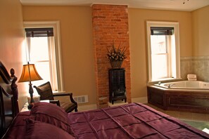 55 Broadway Mini-Suite, 1 King Bed, Jetted Tub | Strykejern/-brett, wi-fi (inkludert) og sengetøy