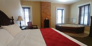 55 Broadway Mini-Suite, 1 King Bed, Jetted Tub | Strykejern/-brett, wi-fi (inkludert) og sengetøy