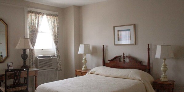 أغطية فراش متميزة وبديكورات فريدة لكل غرفة وستائر تعتيم ومكواة/لوح كي