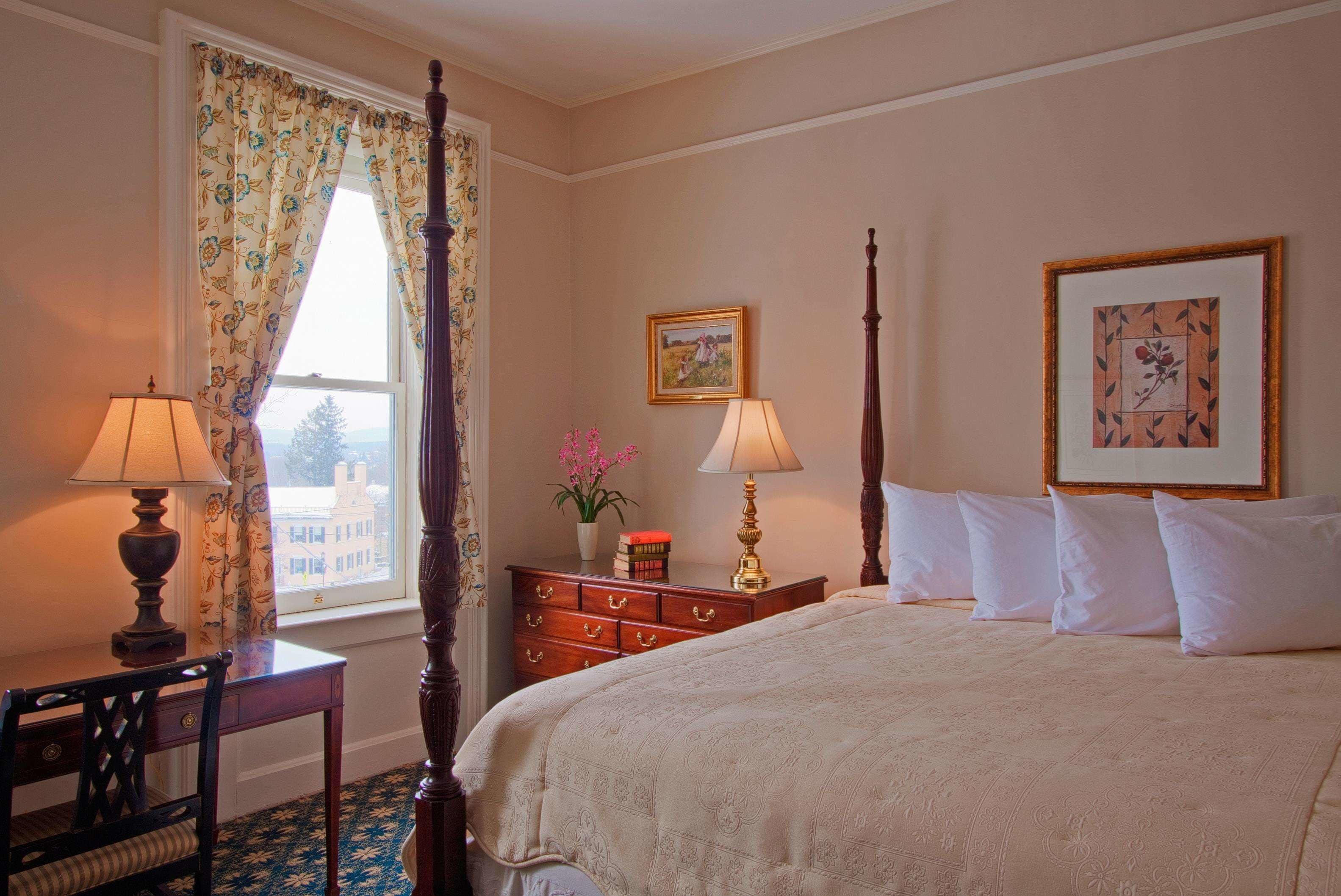 deluxe room, 1 king bed | 1 bedroom, premium bedding, individually decorated, blackout curtains