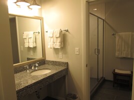 Chambre Deluxe, 1 chambre, dans les dépendances | Salle de bain | Articles de toilette gratuits, sèche-cheveux, peignoirs