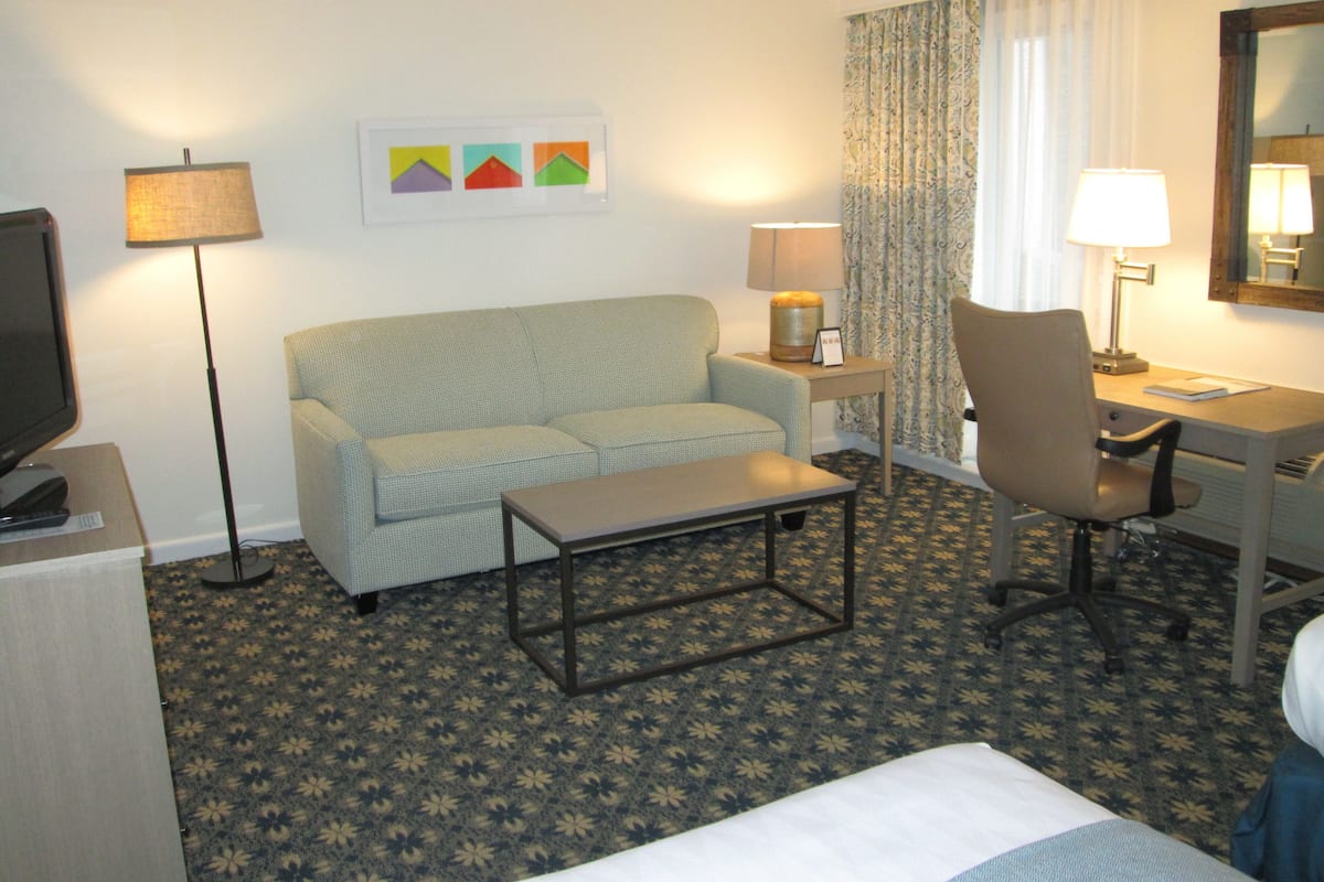 Deluxe Room, 1 Bedroom, Annex Motel Building | Living area