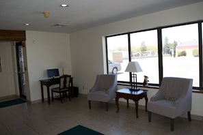 Lobby sitting area - AmeriVu Inn & Suites (Shawano)