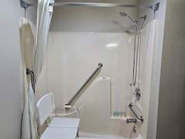 Bañera con ducha, artículos de tocador gratuitos, secador de pelo