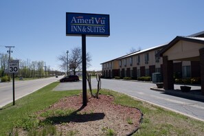 Exterior detail - AmeriVu Inn & Suites (Shawano)