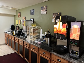 Buffet déjeuner gratuit tous les jours