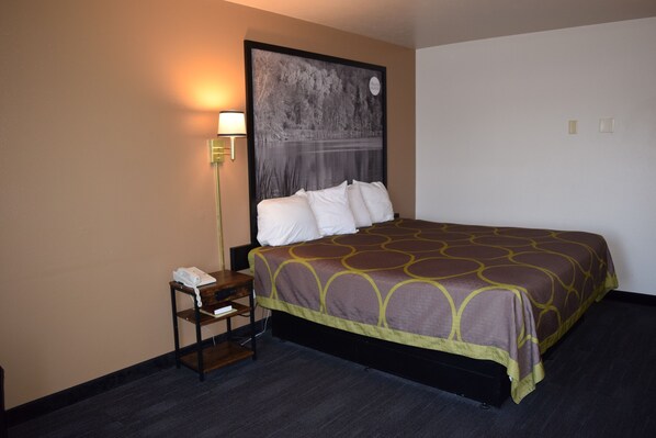 Blackout curtains, free WiFi, bed sheets - AmeriVu Inn & Suites (Shawano)