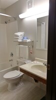 Bañera con ducha, artículos de tocador gratuitos, secador de pelo