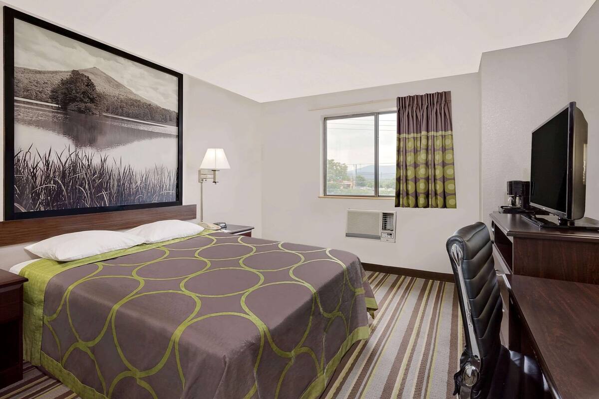 Desk, free cots/infant beds, rollaway beds, free WiFi